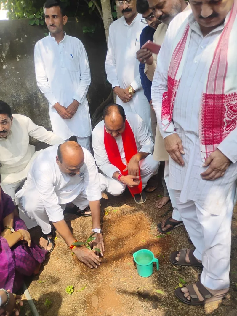 केंद्रीय मंत्री डॉ. वीरेंद्र कुमार ने ग्राम पंचायत मड़िया में पंचायत भवन एवं लाइब्रेरी का किया निरीक्षण